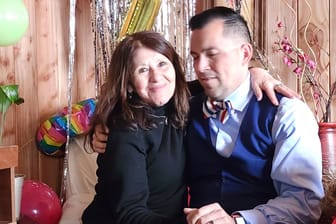 Jimmy Thyden und seine leibliche Mutter: María Angélica González wartete mit 42 Ballons auf ihren Sohn – einen für jedes verlorene Jahr.