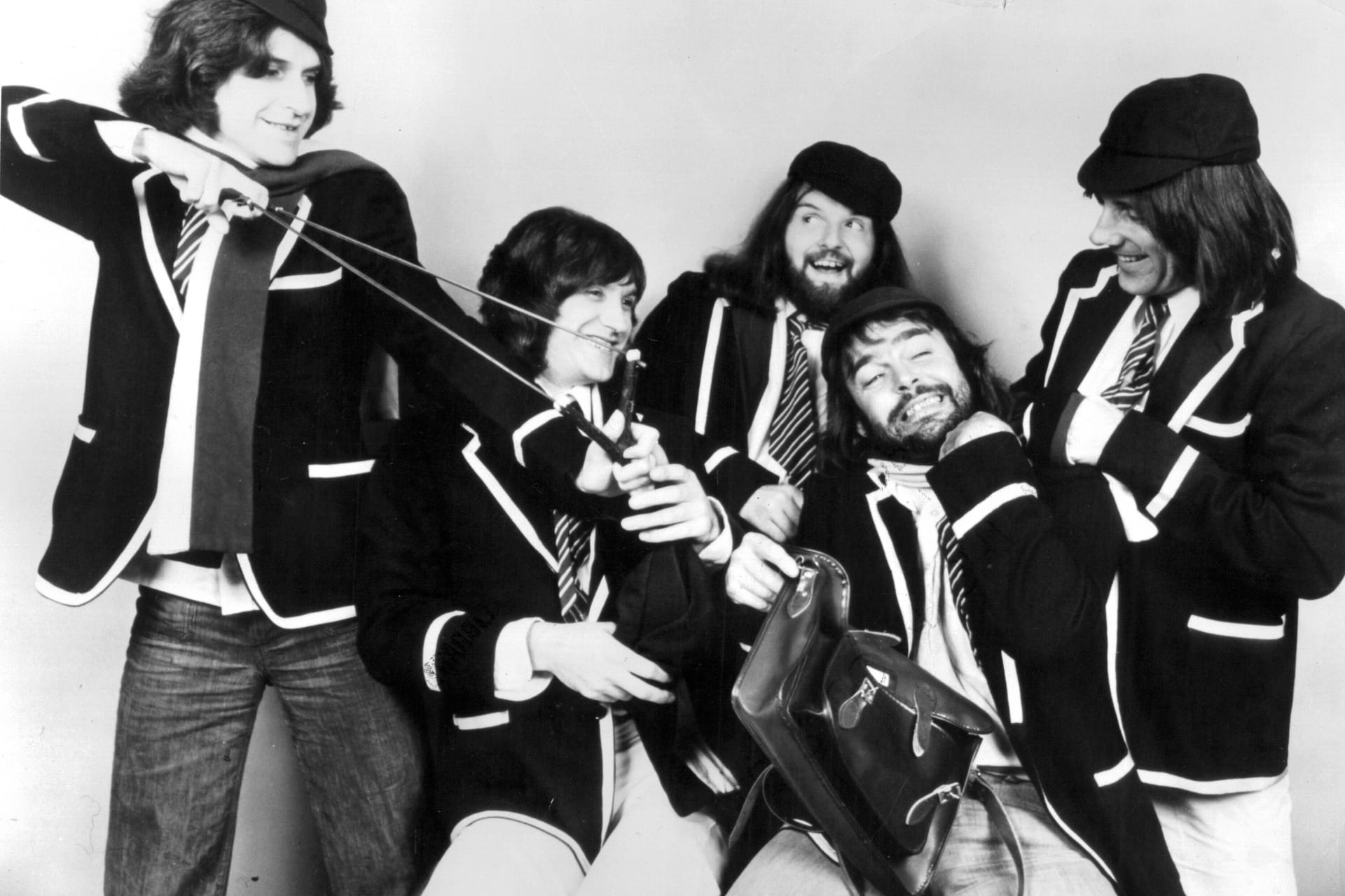 The Kinks: Ray Davies, Dave Davies, John Gosling, John Dalton und Mick Avory (von links nach rechts)