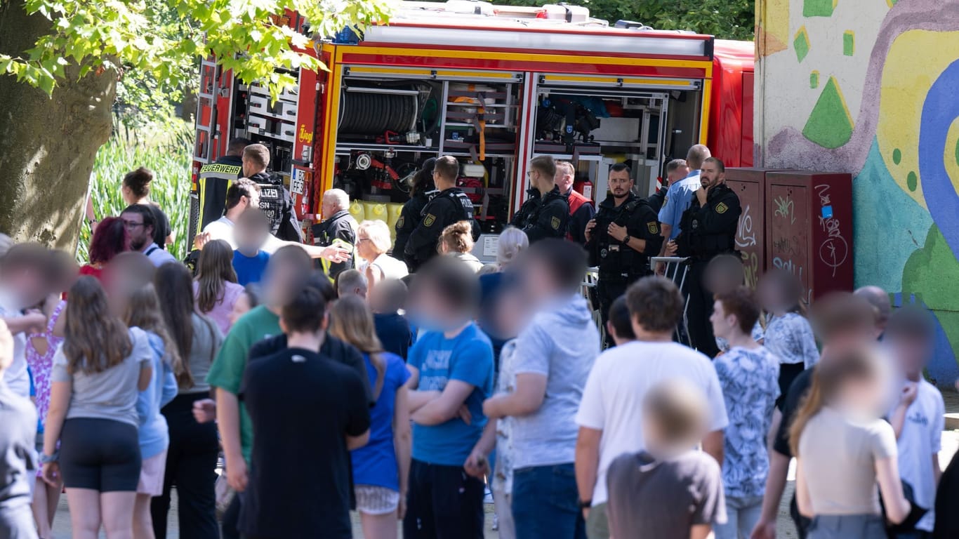 Einsatzkräfte der Feuerwehr stehen auf dem Schulhof: In der Schule in Ostsachsen ist Amokalarm ausgelöst worden.