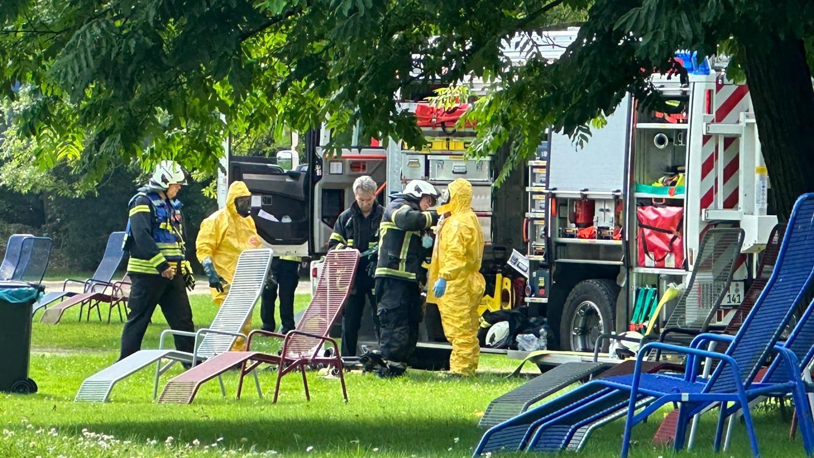 Feuerwehrleute in Vollschutz-Anzügen im Einsatz im Freizeitbad.