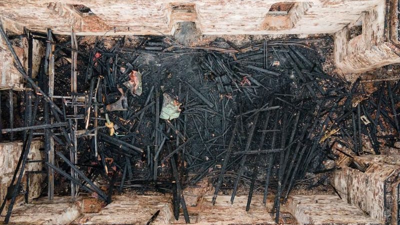 Die Ruine des Kirchenschiffs der evangelischen Stadtkirche in Großröhrsdorf nach einem Großbrand. Die Ruine des Kirchenschiffs der evangelischen Stadtkirche in Großröhrsdorf nach einem Großbrand.