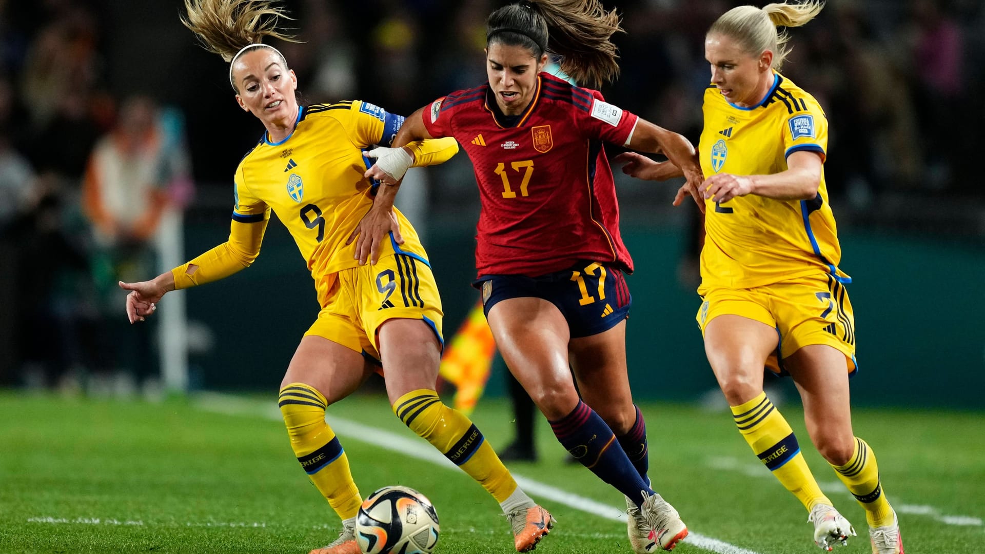 Kosovare Asllani (l.) im Duell mit Alba Redondo (m.).