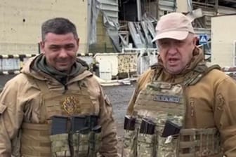 Wagner-Chef Jewgeni Prigoschin (rechts) und Anton Jelizarow: Er gilt in Russland als Kriegsheld.