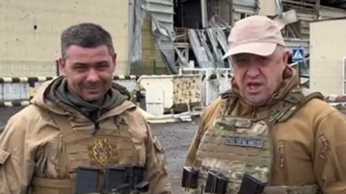Wagner-Chef Jewgeni Prigoschin (rechts) und Anton Jelizarow: Er gilt in Russland als Kriegsheld.