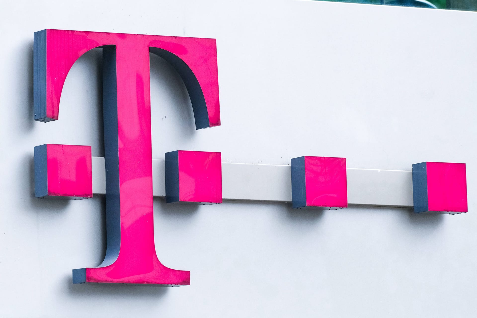 Telekom-Logo (Symbolbild): Eine Tochter des Unternehmens will tausende Stellen streichen.