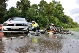 Ein Polizist untersucht die Unfallstelle bei Aichschieß: Hier kam ein 50-Jähriger ums Leben.