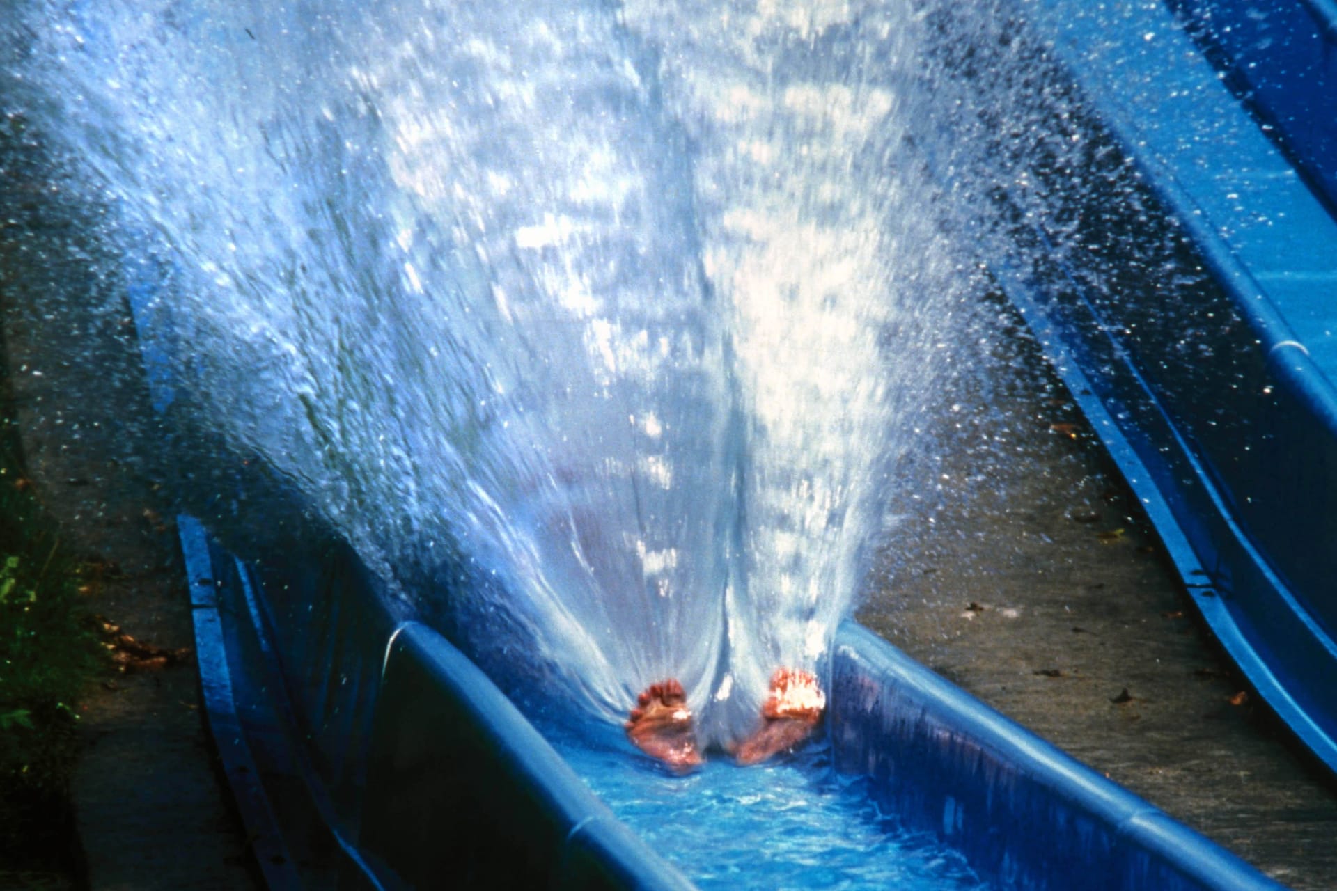 Eine Person nutzt eine Wasserrutsche in einem Freibad (Symbolbild): Insgesamt wurden drei Personen verletzt.