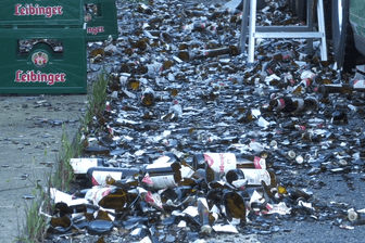 Lastwagen verliert Hunderte Kisten Bier