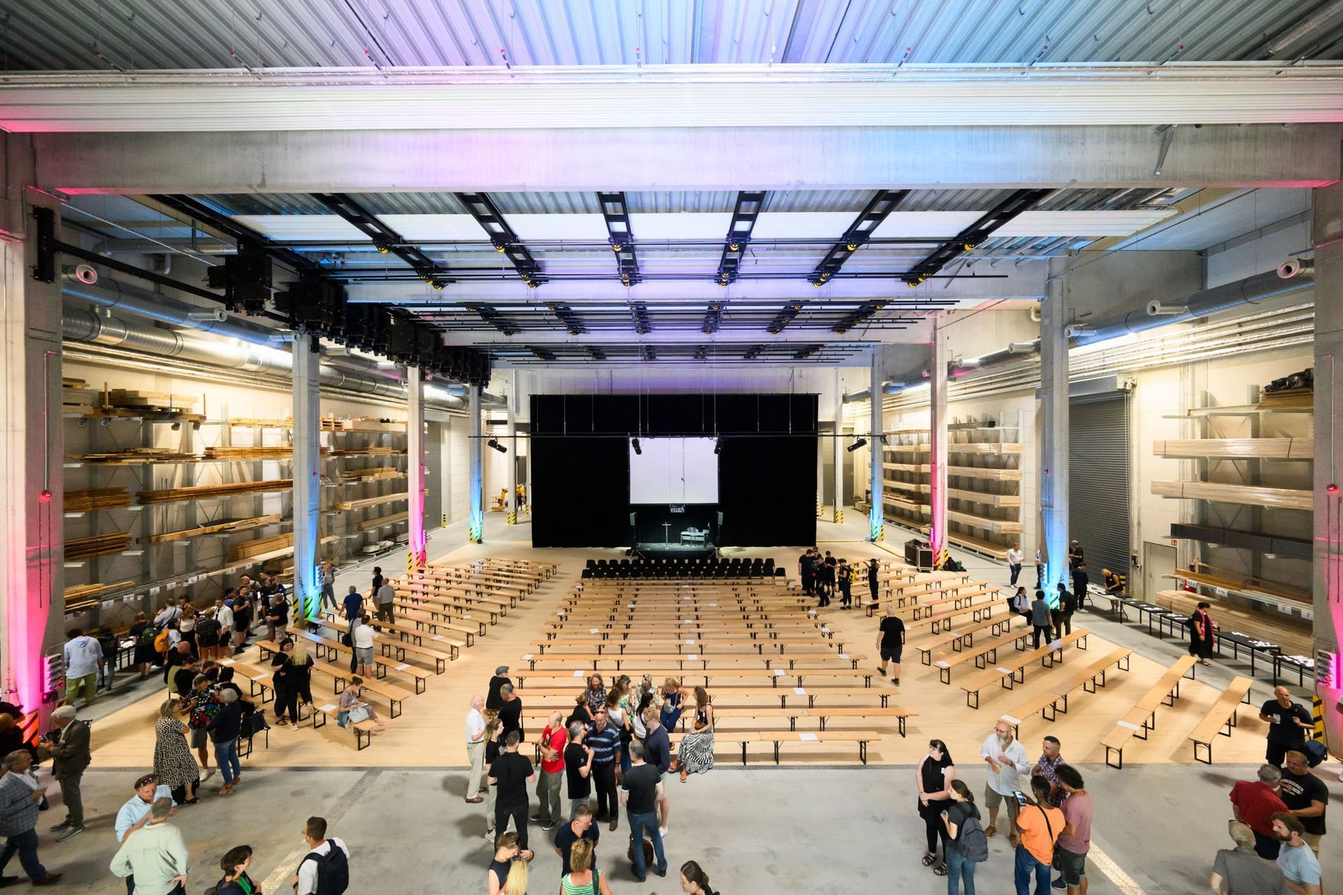 Blick in die neuen Theaterwerkstätten des Staatstheaters Hannover. Nach jahrelanger Bauzeit wurde der 38 Millionen Euro teure Neubau eröffnet.