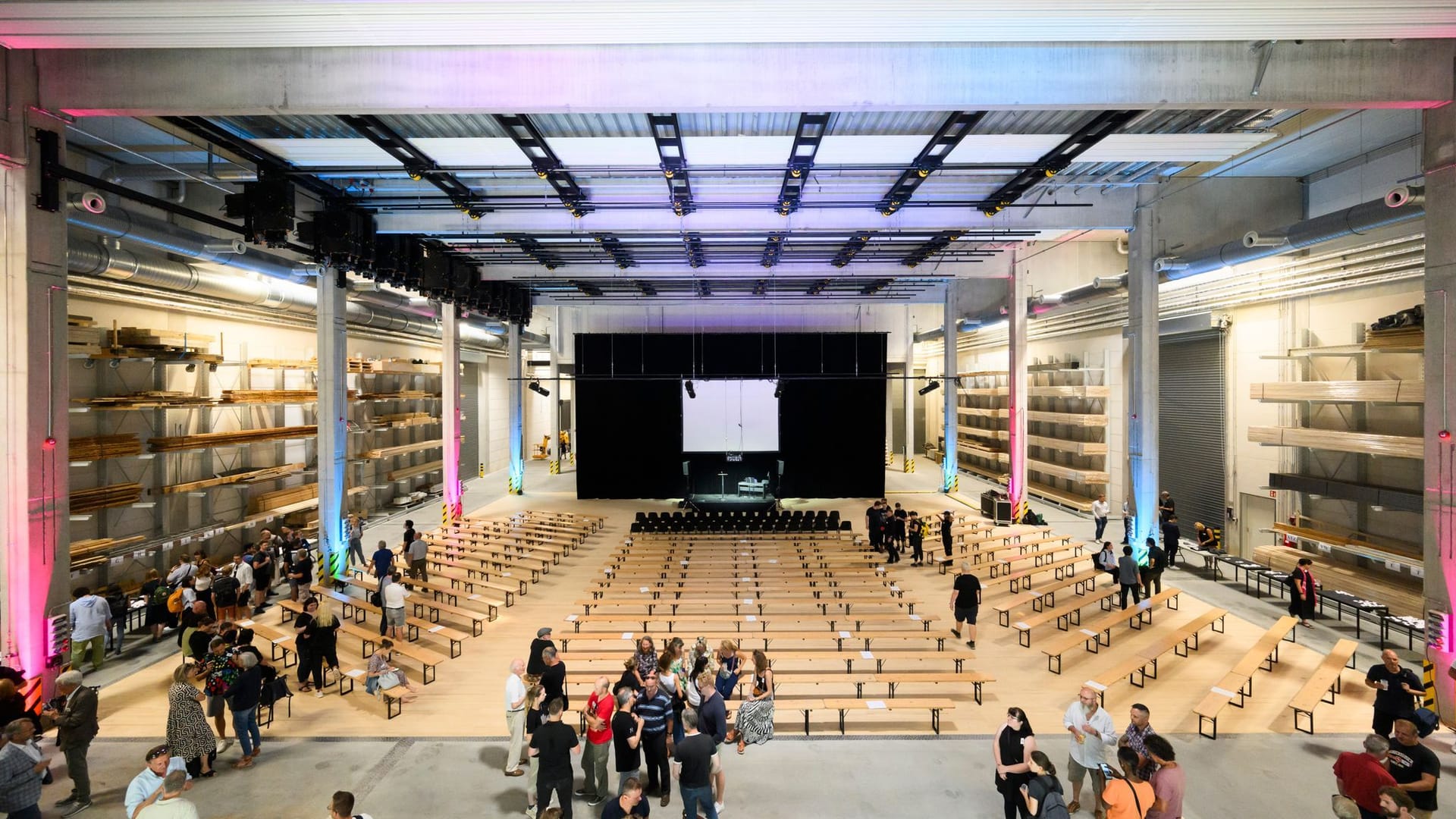 Blick in die neuen Theaterwerkstätten des Staatstheaters Hannover. Nach jahrelanger Bauzeit wurde der 38 Millionen Euro teure Neubau eröffnet.