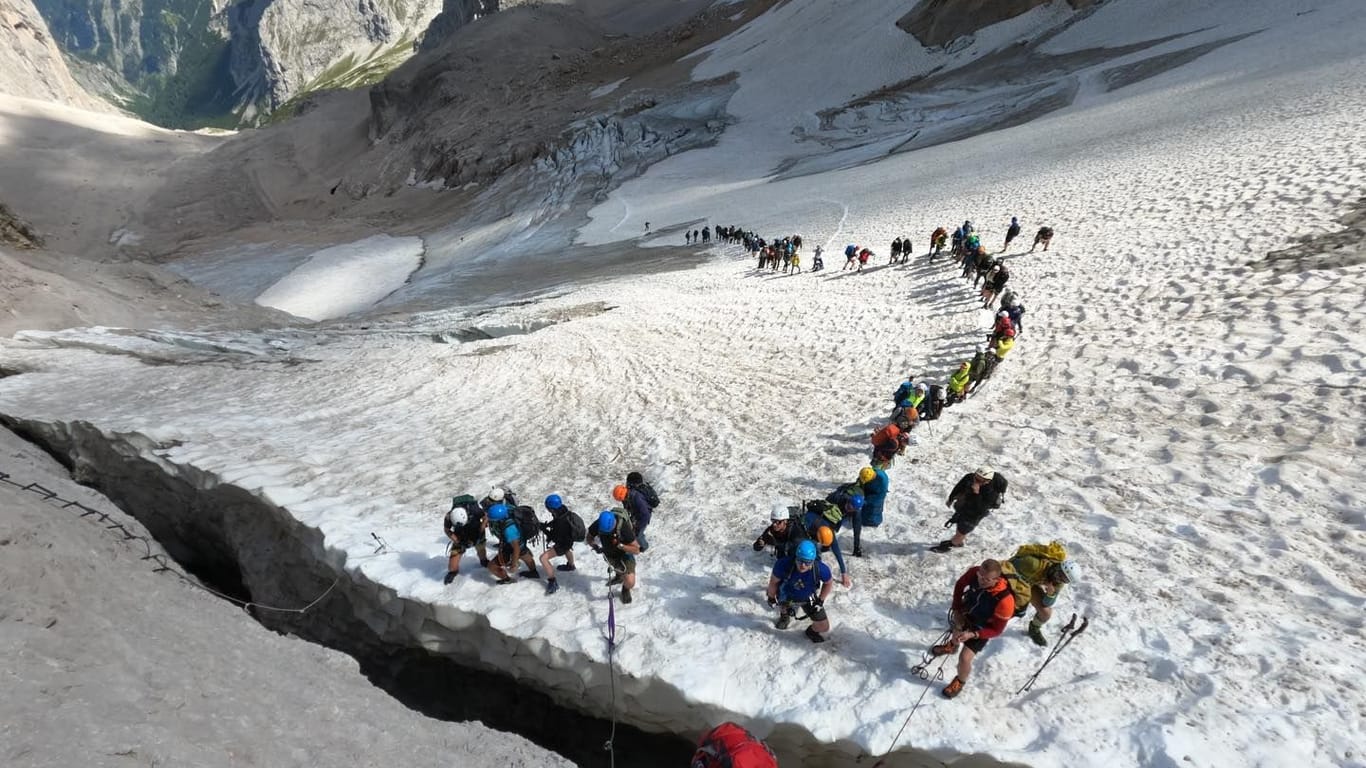 An der Gletscherspalte: Derzeit sorgt der Besucherandrang auf der Zugspitze für längere Wartezeiten,