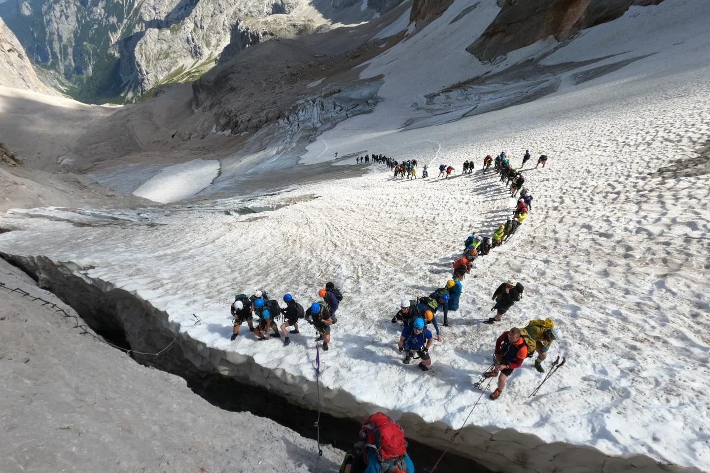 An der Gletscherspalte: Derzeit sorgt der Besucherandrang auf der Zugspitze für längere Wartezeiten,