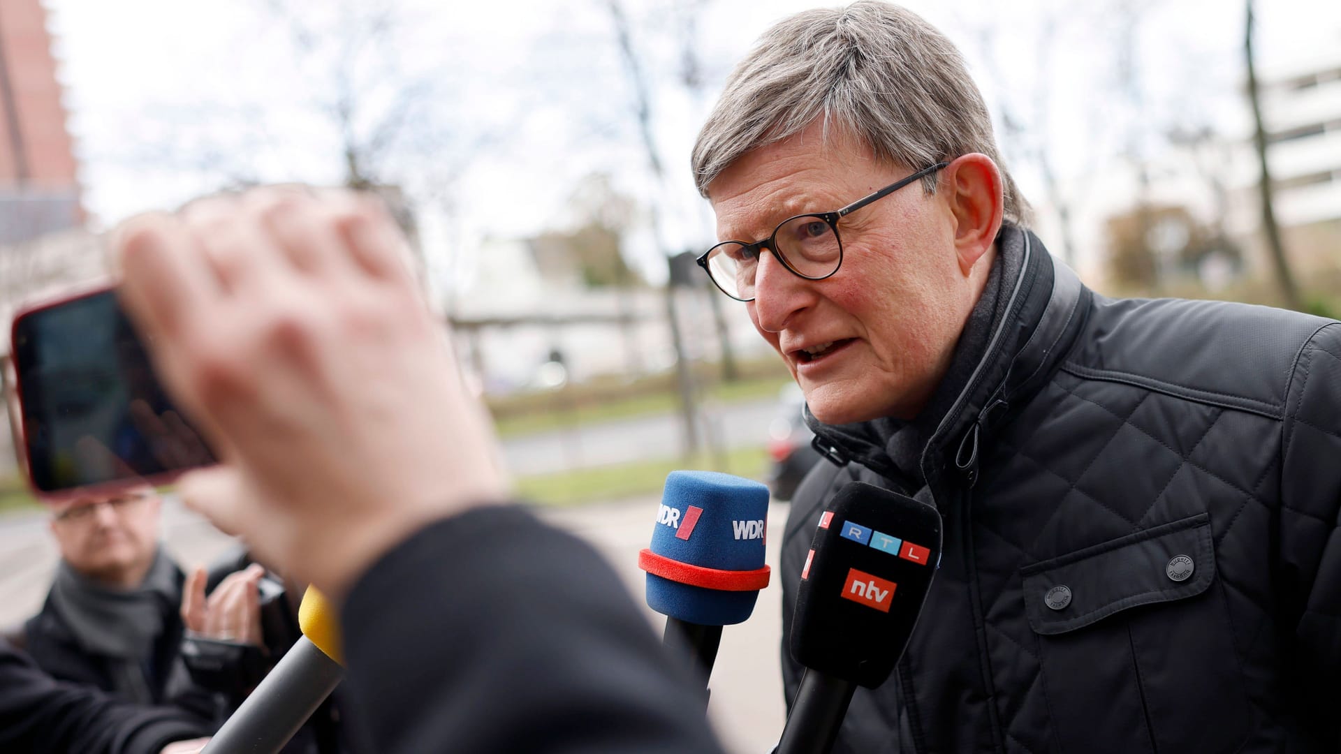 Erzbischof Rainer Maria Kardinal Woelki vor dem Landgericht Köln (Archivfoto): Ob er von dem Skandal in den eigenen Reihen wusste, ist offen.