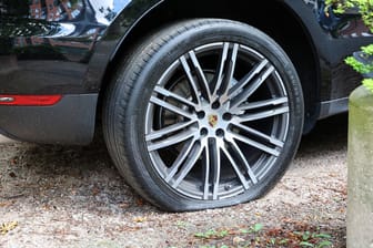 Platter Reifen an einem Auto (Archivbild): In Potsdam wurde Luft aus dutzenden Reifen gelassen.