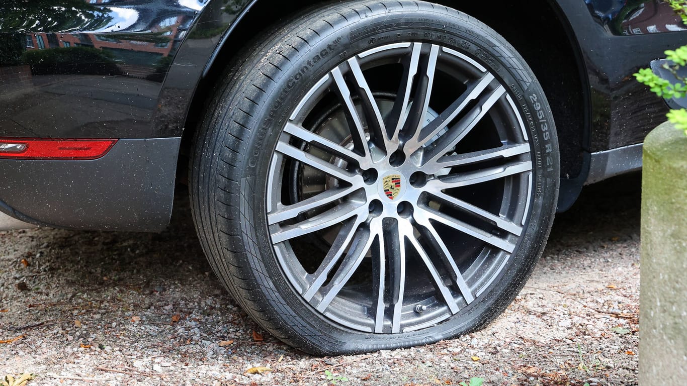 Platter Reifen an einem Auto (Archivbild): In Potsdam wurde Luft aus dutzenden Reifen gelassen.