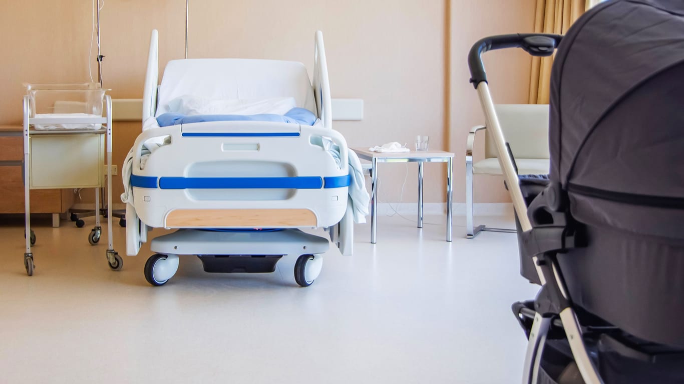 Krankenhauszimmer für werdende Mütter (Symbolbild): Die Eltern fordern Schadensersatz.
