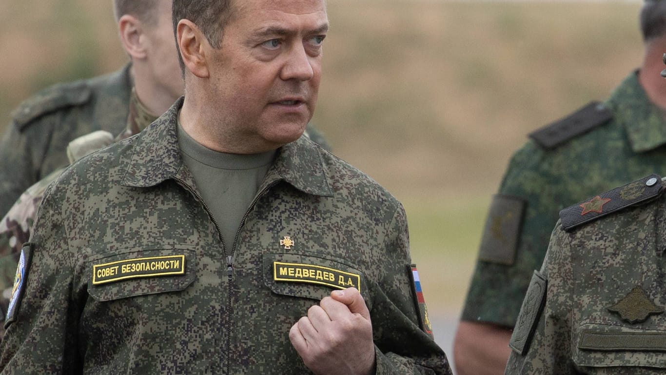 Dmitri Medwedew: Der ehemalige russische Präsident spricht immer wieder scharfe Drohungen gegen die Ukraine und den Westen aus.
