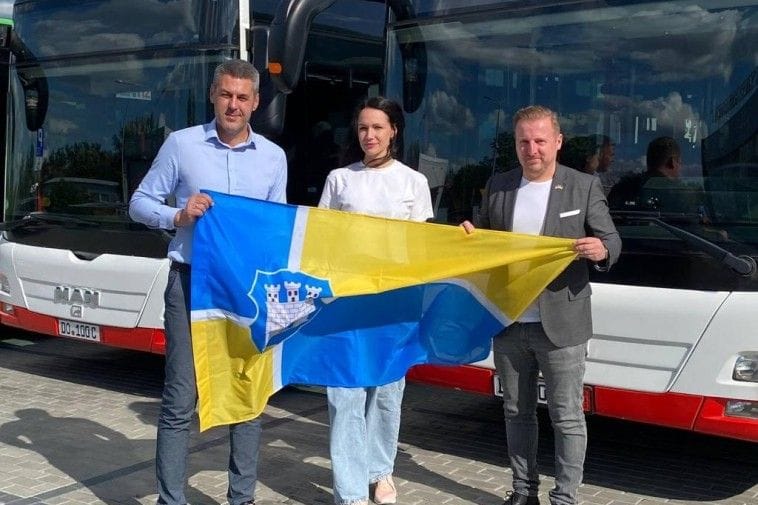 Übergabe der Busse: Oleksander Shevchuk (links), Yuliia Ostrohliad und Fabian Zeuch (rechts).