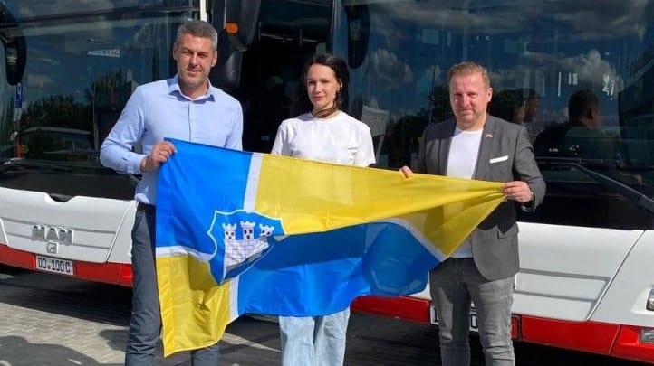 Übergabe der Busse: Oleksander Shevchuk (links), Yuliia Ostrohliad und Fabian Zeuch (rechts).