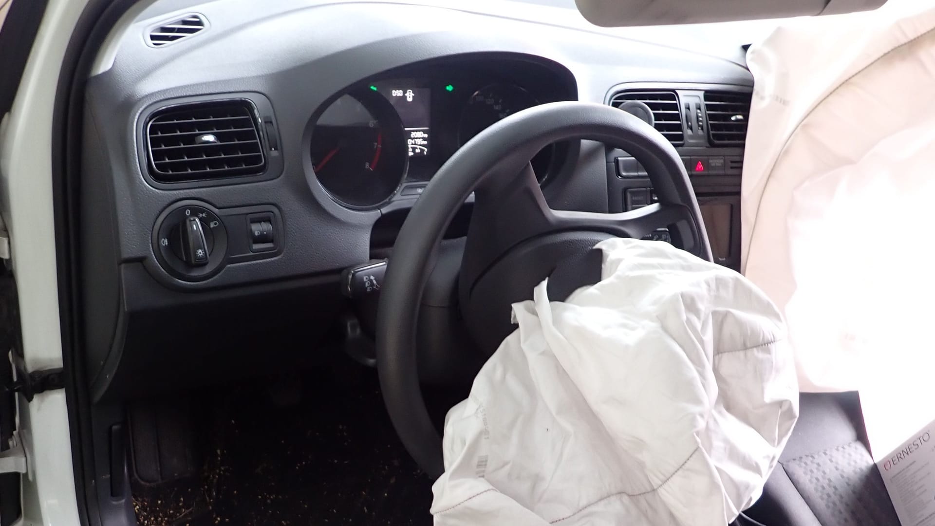Der Aufprall des Wagens war so stark, dass sogar die Airbags auslösten.