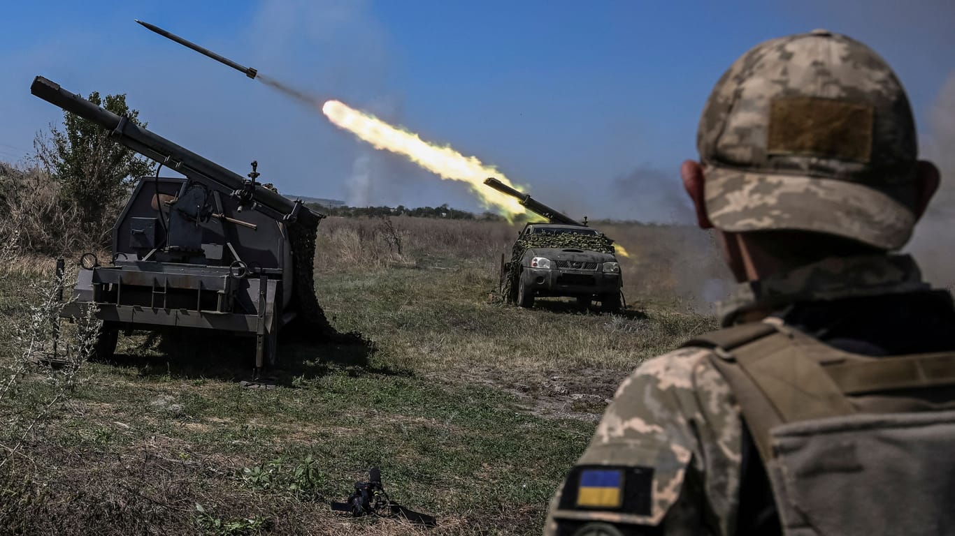 Ein ukrainischer Soldat steht vor Raketenwerfern: bislang konnte die Ukraine bei der Gegenoffensive ihre operativen Ziele nicht erreichen.