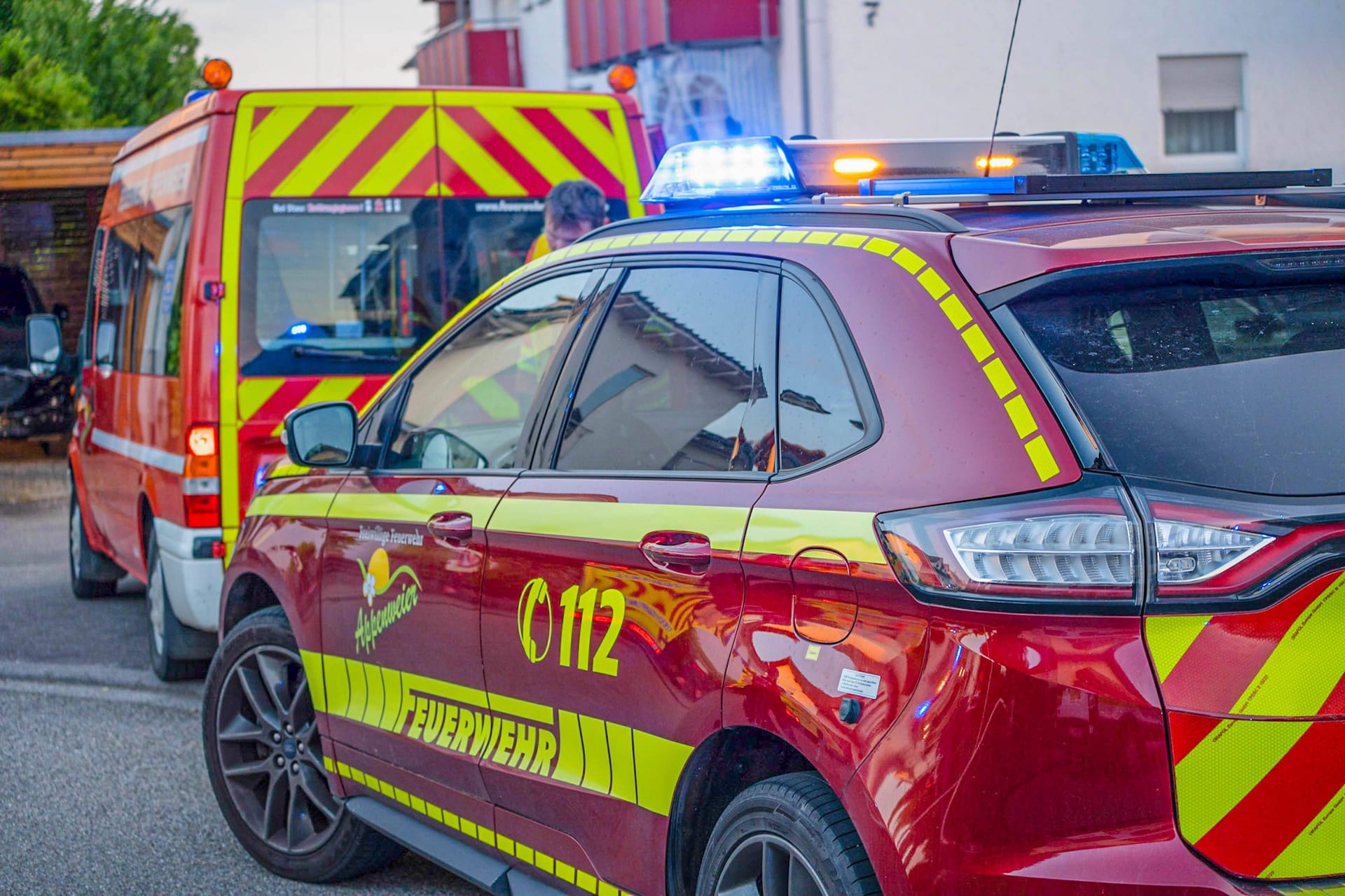 Rettungskräfte im Einsatz (Symbolfoto): Am frühen Dienstagmorgen kam es auf der A61 zu einer brenzligen Situation.