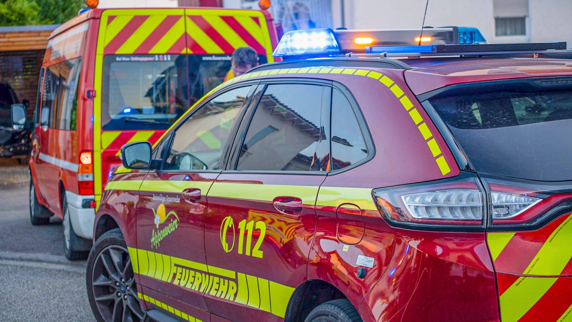 Rettungskräfte im Einsatz (Symbolfoto): Am frühen Dienstagmorgen kam es auf der A61 zu einer brenzligen Situation.