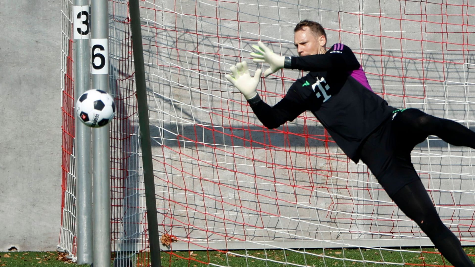 Manuel Neuer im Training: Steht der Keeper bald wieder für Bayern zwischen den Pfosten?