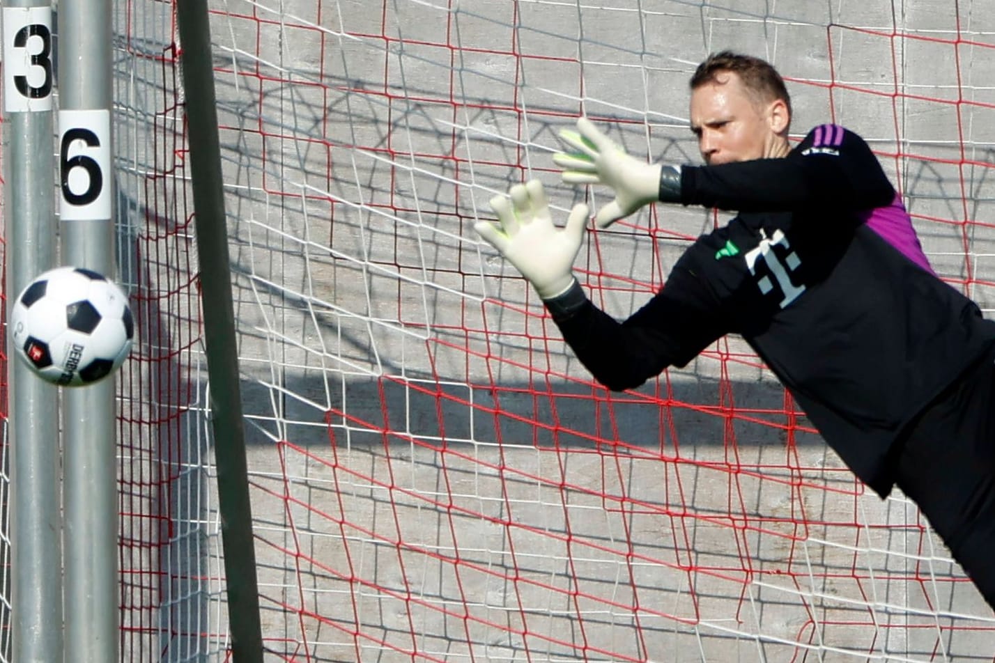 Manuel Neuer im Training: Steht der Keeper bald wieder für Bayern zwischen den Pfosten?