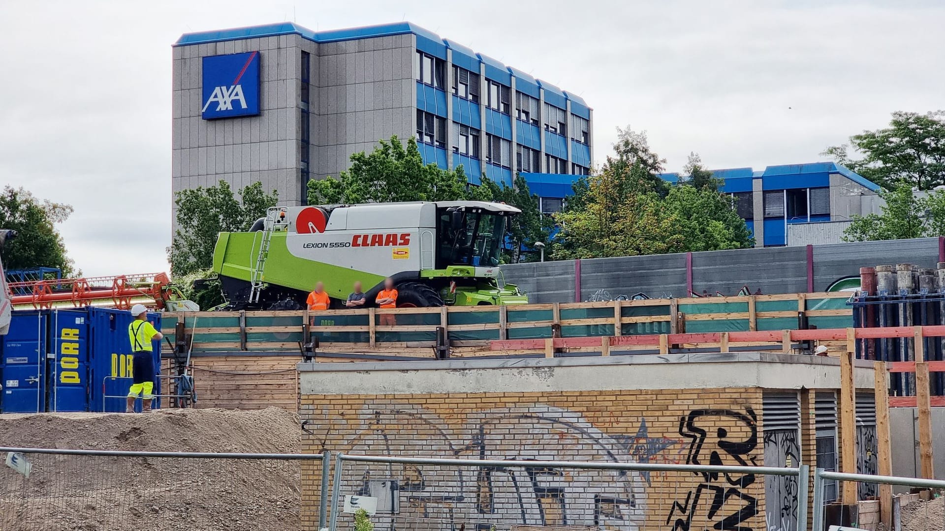 Ein Mähdrescher steht festgefahren auf dem Südschnellweg: Er führte am Mittwochmorgen zu Stau. Ein Mähdrescher steht festgefahren auf dem Südschnellweg: Er führte am Mittwochmorgen zu Stau.