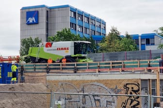 Ein MΓ€hdrescher steht festgefahren auf dem SΓΌdschnellweg: Er fΓΌhrte am Mittwochmorgen zu Stau. Ein MΓ€hdrescher steht festgefahren auf dem SΓΌdschnellweg: Er fΓΌhrte am Mittwochmorgen zu Stau.