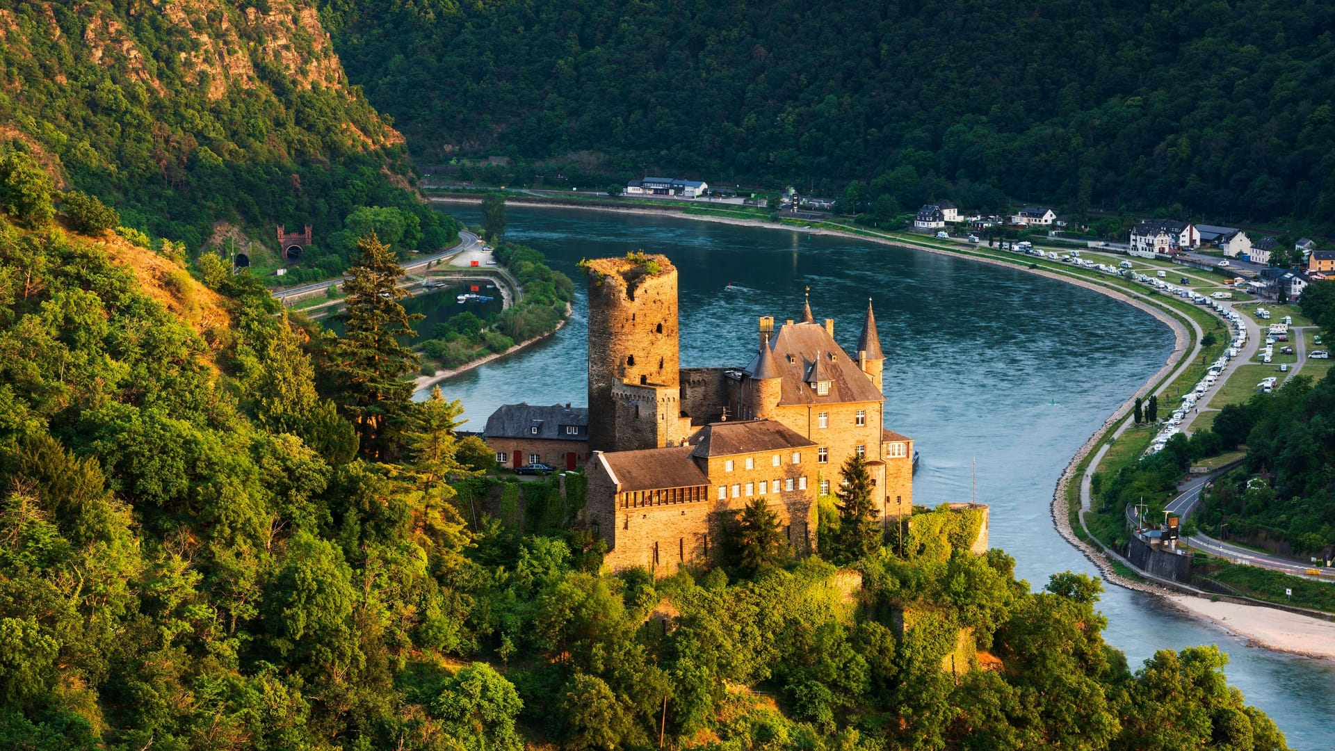 Ausblick auf Burg Katz am Rhein: Der Blick auf den Loreleyfelsen erinnert an Big Sur.