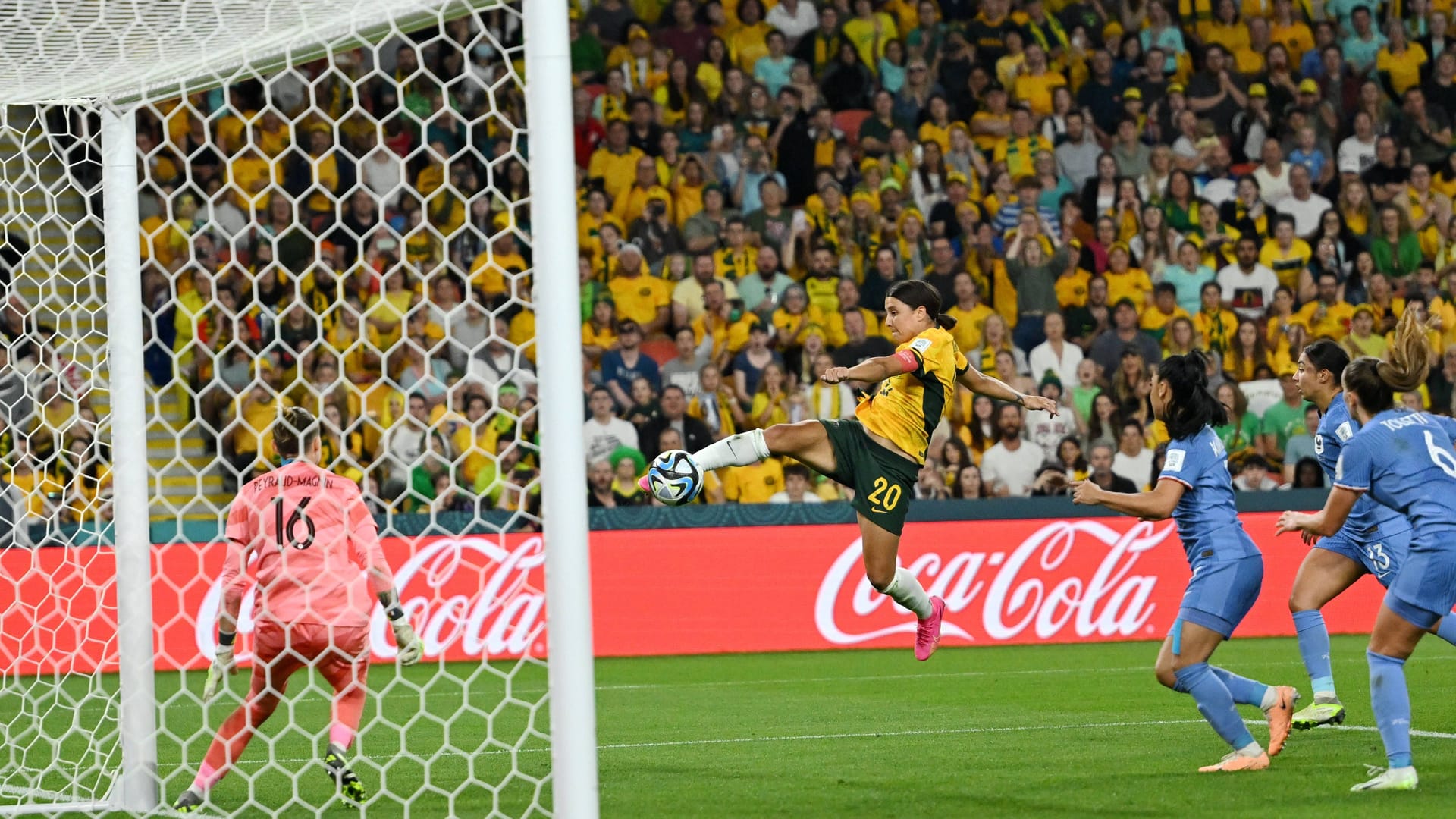 Australiens Superstar Sam Kerr (M.) scheitert an Frankreichs Torfrau.