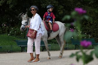 Eine Frau und ein Kind beim Ponyreiten: Aus Tierschutzgründen will die Stadt Paris das Ponyreiten nun verbieten.