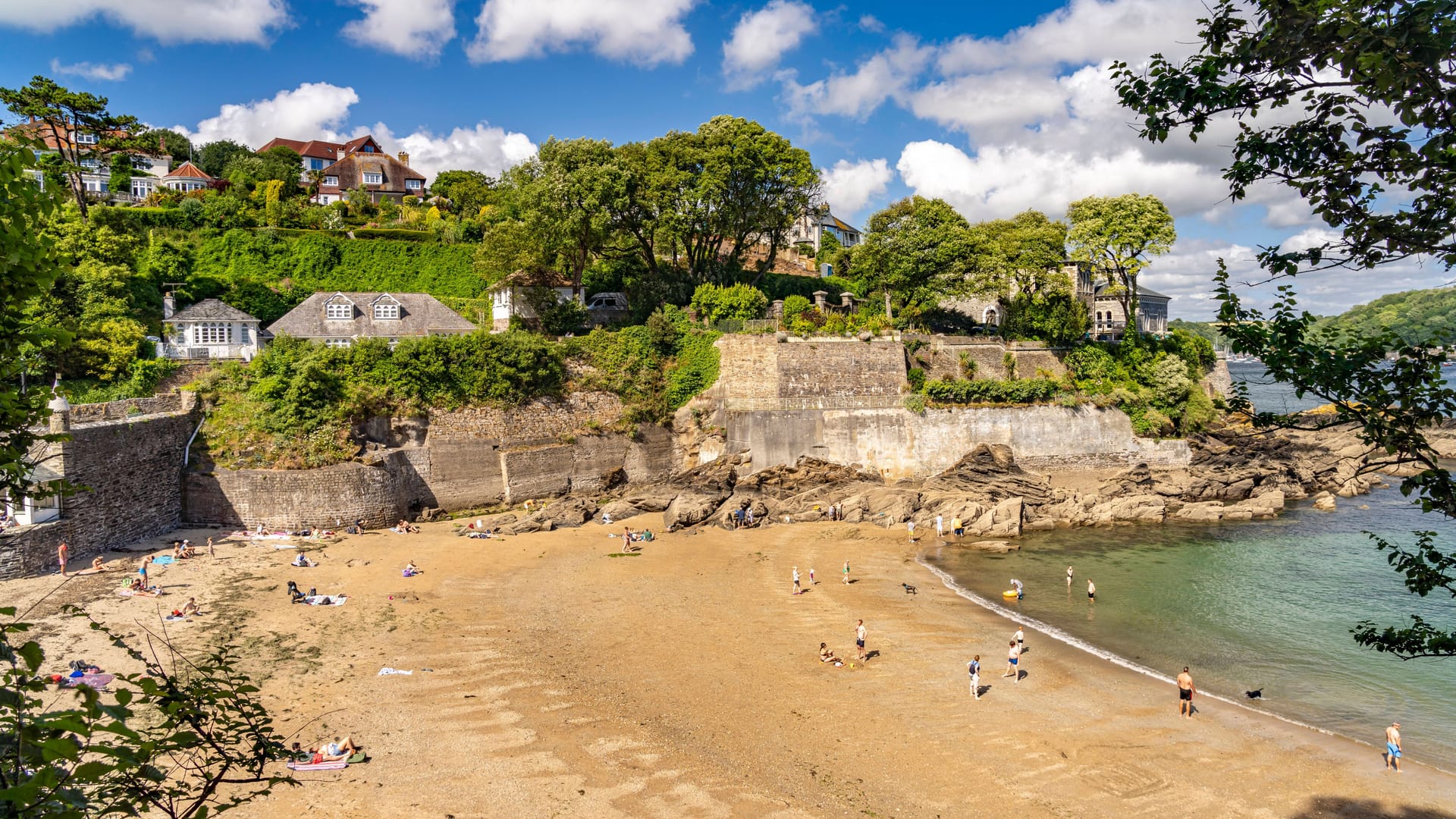 Strand der Readymoney Bucht in Fowey, Cornwall: Die Kleinstadt Fowey liegt am Meer.