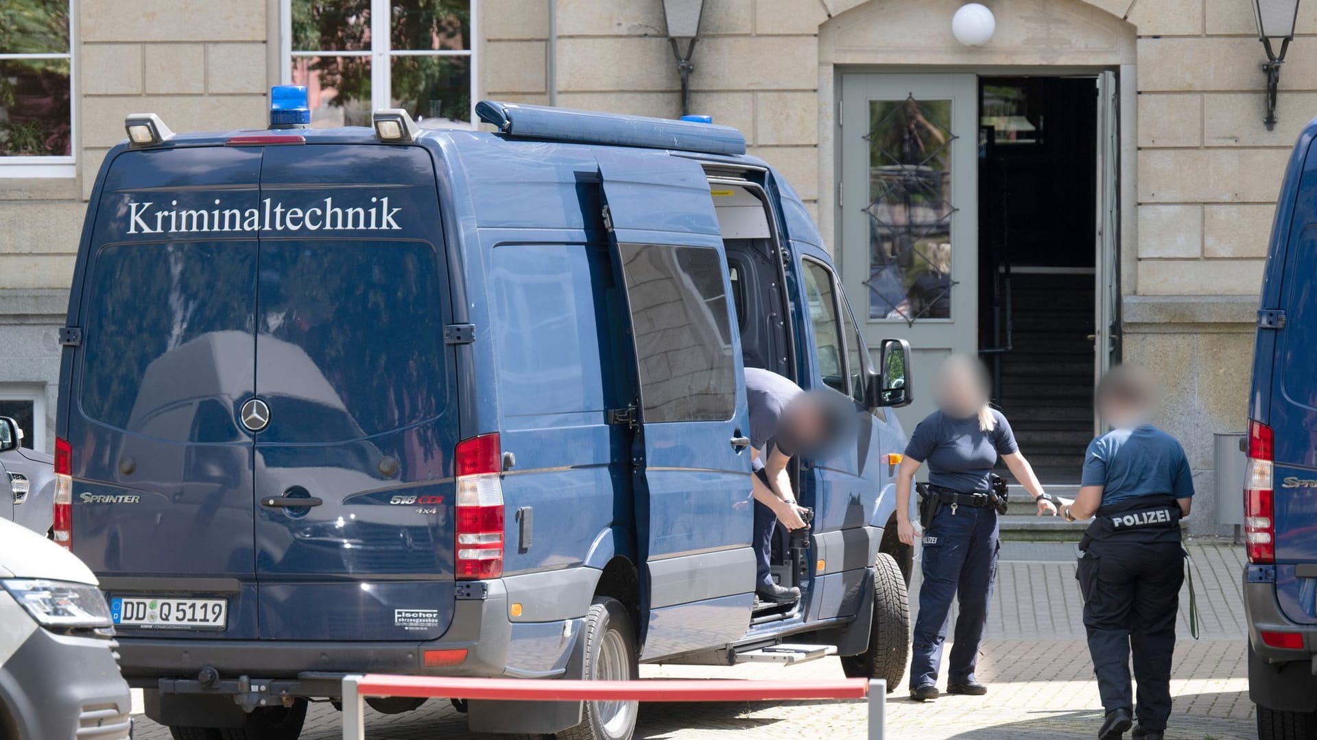 Mitarbeiter der Kriminaltechnik stehen auf dem Schulhof einer Grund- und Oberschule. Ein mit einem Messer bewaffneter Schüler hat am Mittwochmorgen in der Schule einen acht Jahre alten Jungen schwer verletzt.