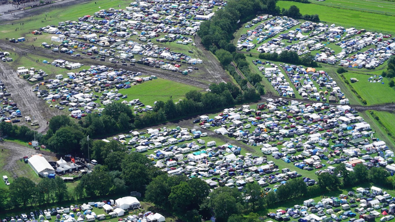 Zahlreiche Besucher haben es vor Anreise- und Einlassstopp auf das Festivalgelände geschafft – doch die Zeltplätze sind durch die Regenfälle permanent nass.