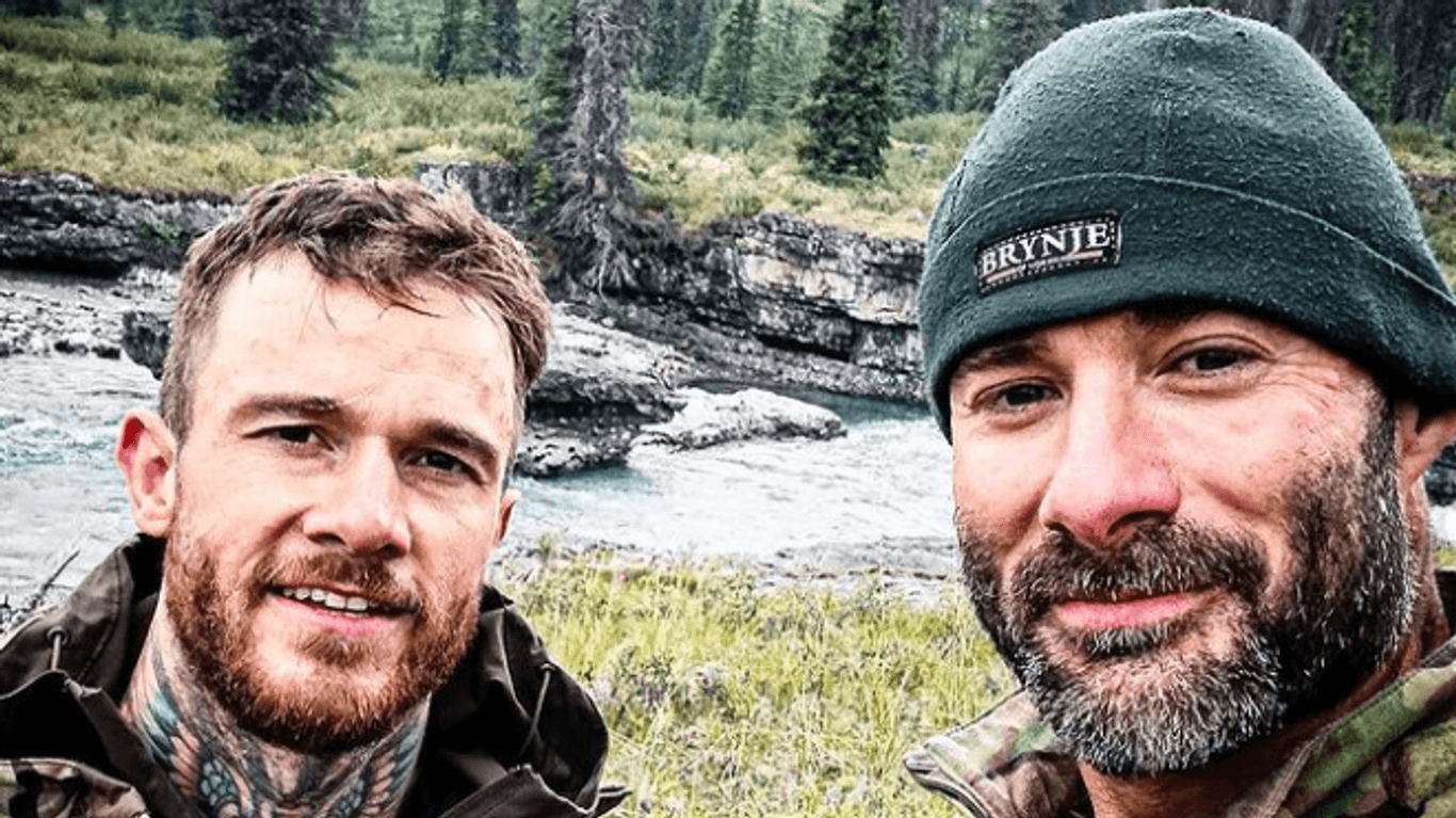 Fabio Schäfer (links) und Otto Karasch: Die beiden YouTuber waren gemeinsam in Kanada auf einem Survival-Trip.