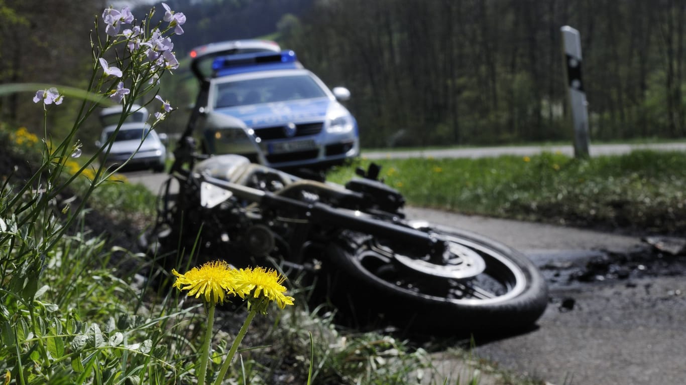 Nach Unfall ausgebranntes Motorrad (Symbolbild): Es sind Ermittlungen wegen fahrlässiger Tötung aufgenommen worden.