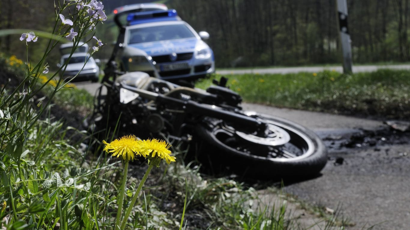 Ausgebranntes Motorrad am Straßenrand (Symbolfoto): Der Mann starb noch an der Unfallstelle.