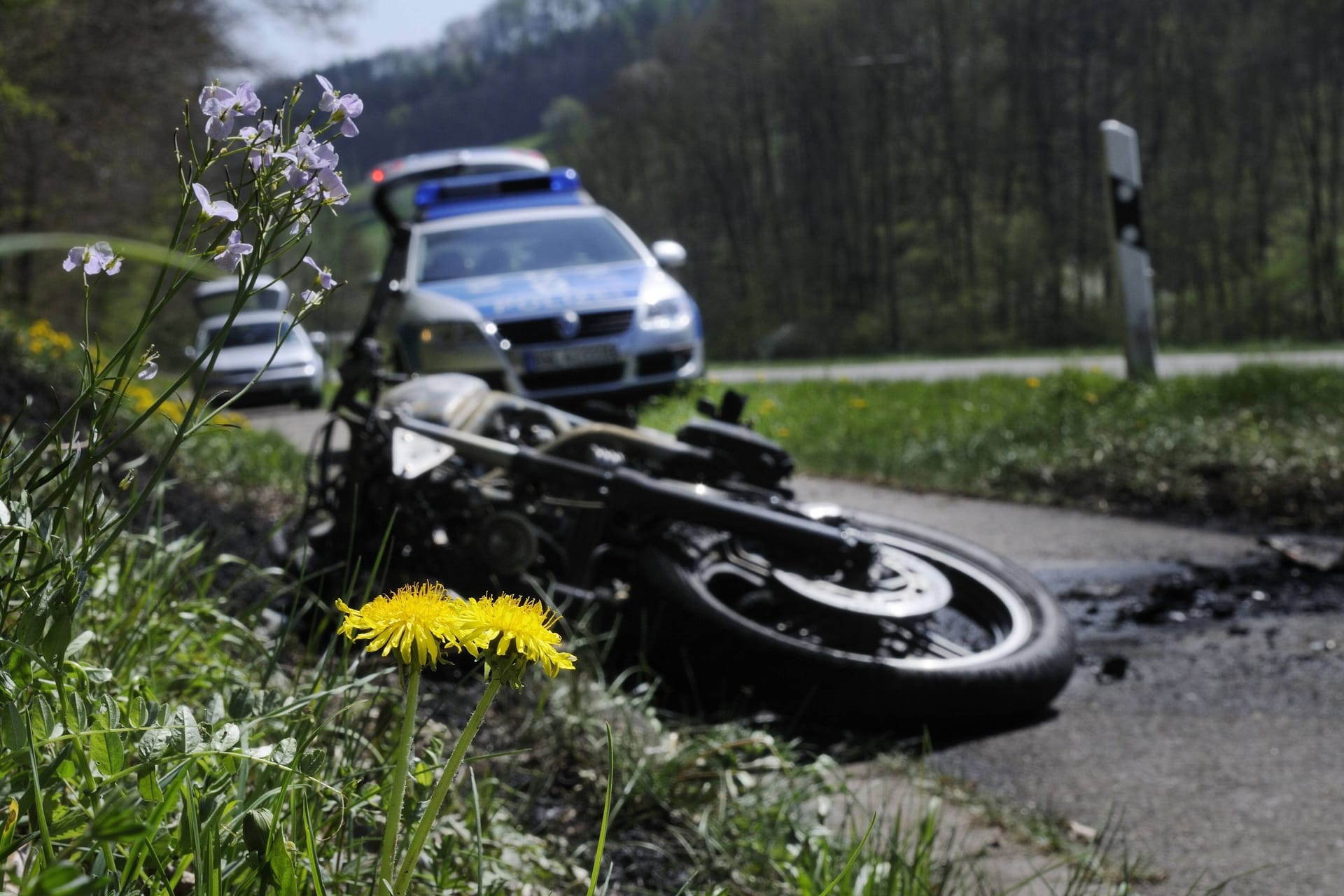 Ausgebranntes Motorrad am Straßenrand (Symbolfoto): Der Mann starb noch an der Unfallstelle.