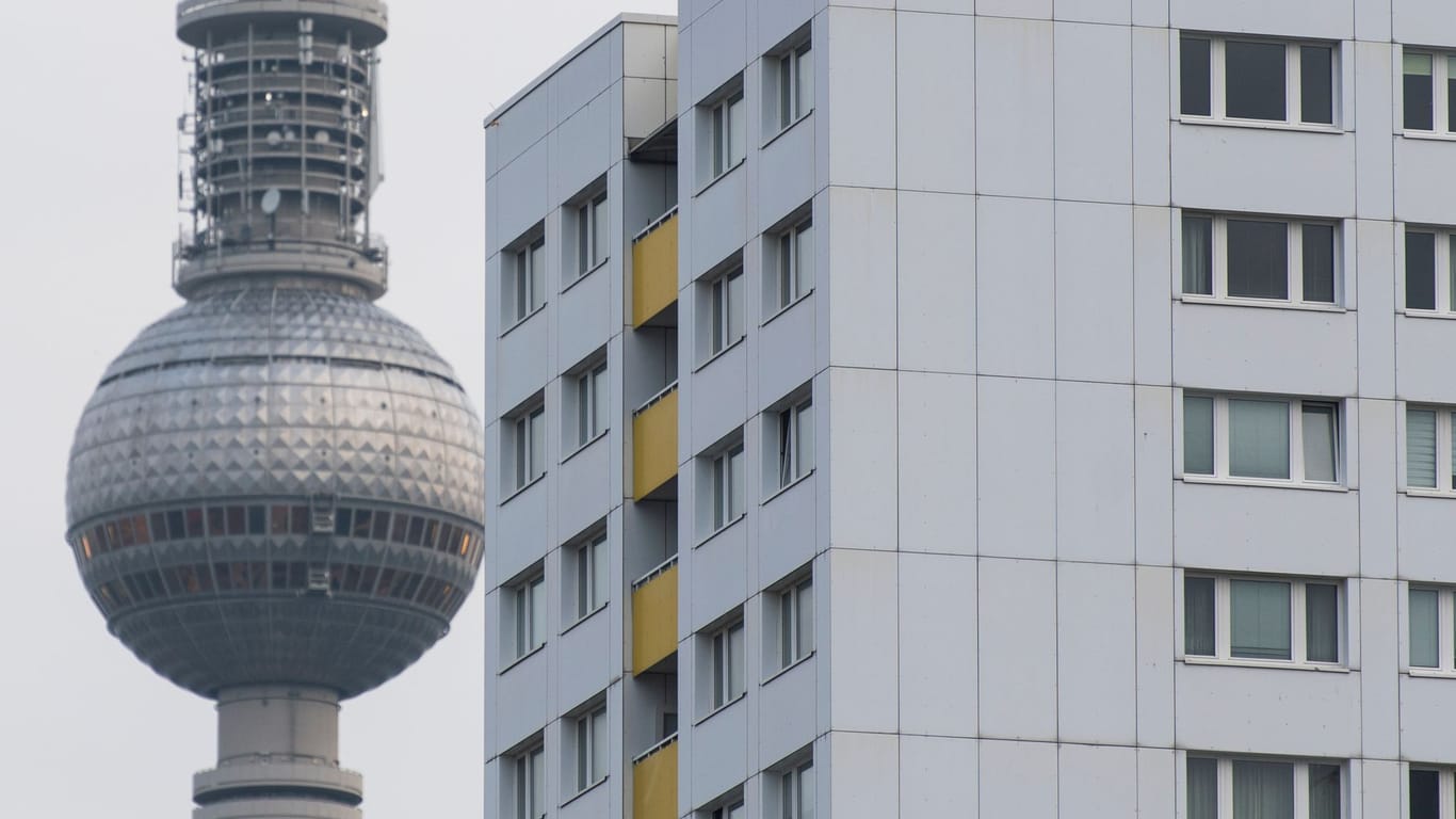 Berlin: Vor einem Mietshaus steht der Fernsehturm. Nirgendwo sonst in Deutschland steigen die Wohnpreise so stark wie in der Hauptstadt.