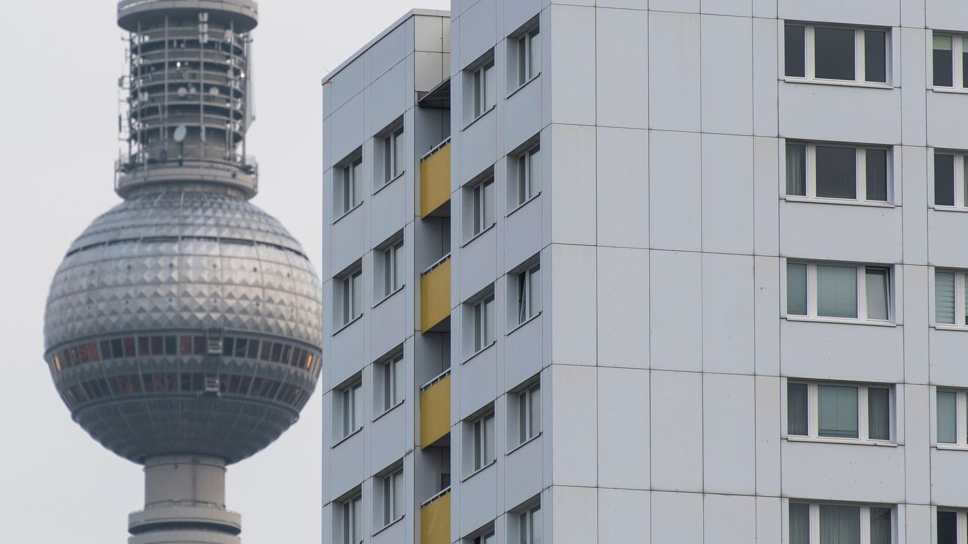 Berlin: Vor einem Mietshaus steht der Fernsehturm. Nirgendwo sonst in Deutschland steigen die Wohnpreise so stark wie in der Hauptstadt. Berlin: Vor einem Mietshaus steht der Fernsehturm. Nirgendwo sonst in Deutschland steigen die Wohnpreise so stark wie in der Hauptstadt.