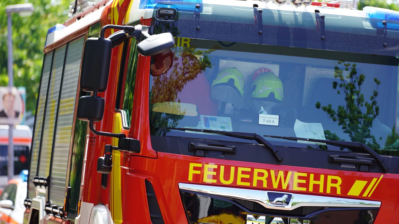 Ein Feuerwehrauto (Symbolbild): Einsatzkräfte aus mehreren Ortsteilen wurde zu dem Feuer in Hannover gerufen.