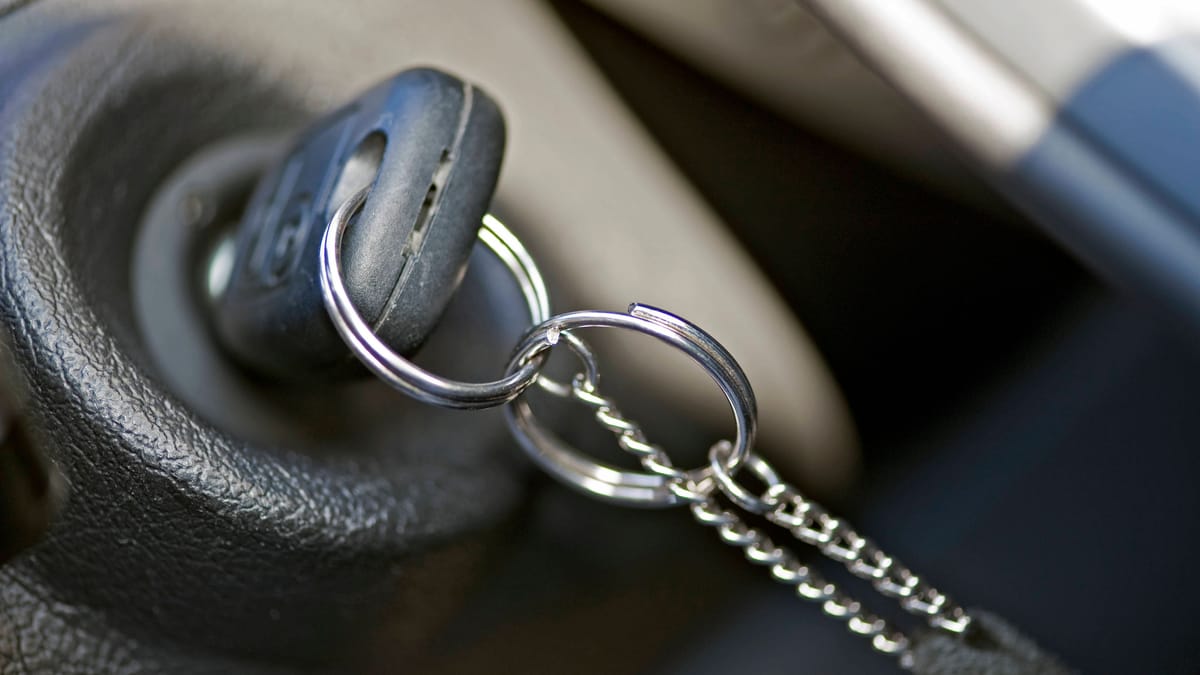 Auto-Panne-im-Tunnel-Autoschl-ssel-im-Z-ndschloss-lassen