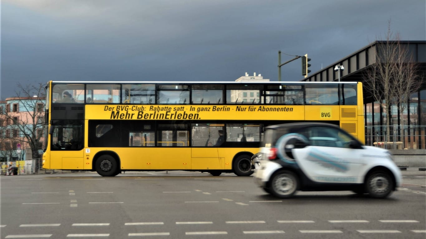 Bus der Berliner Verkehrsbetriebe (Symbolfoto): Die BVG prüft ein Video, das im Netz kursiert.