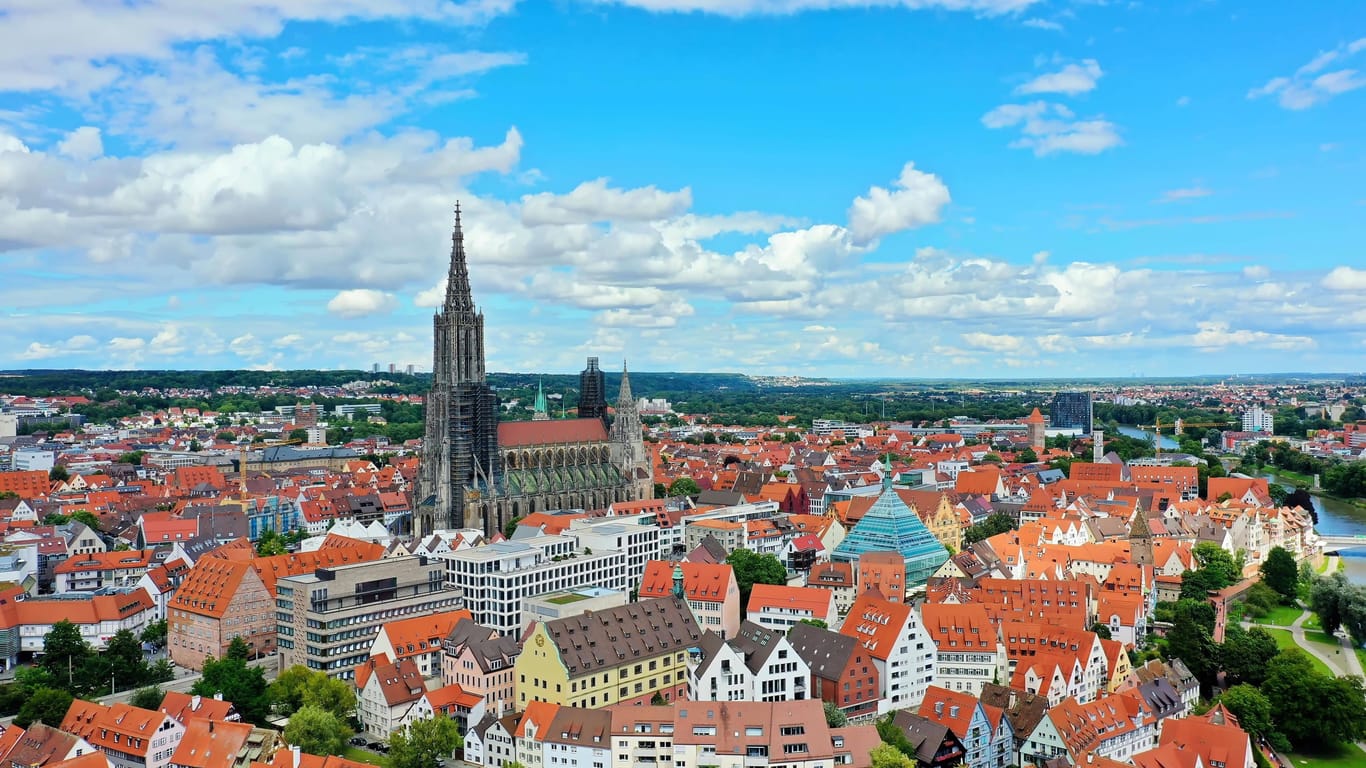Ein Luftbild von Ulm mit dem Münster im Zentrum. Dieses hat den höchsten Kirchturm der Welt.