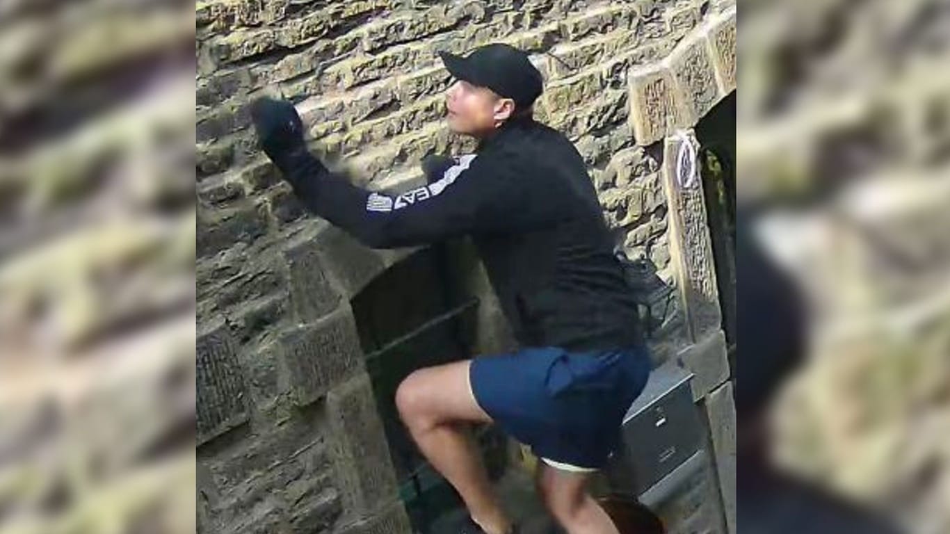 Fahndungsfoto der Polizei: Wer kennt den mutmaßlichen Kletter-Einbrecher?
