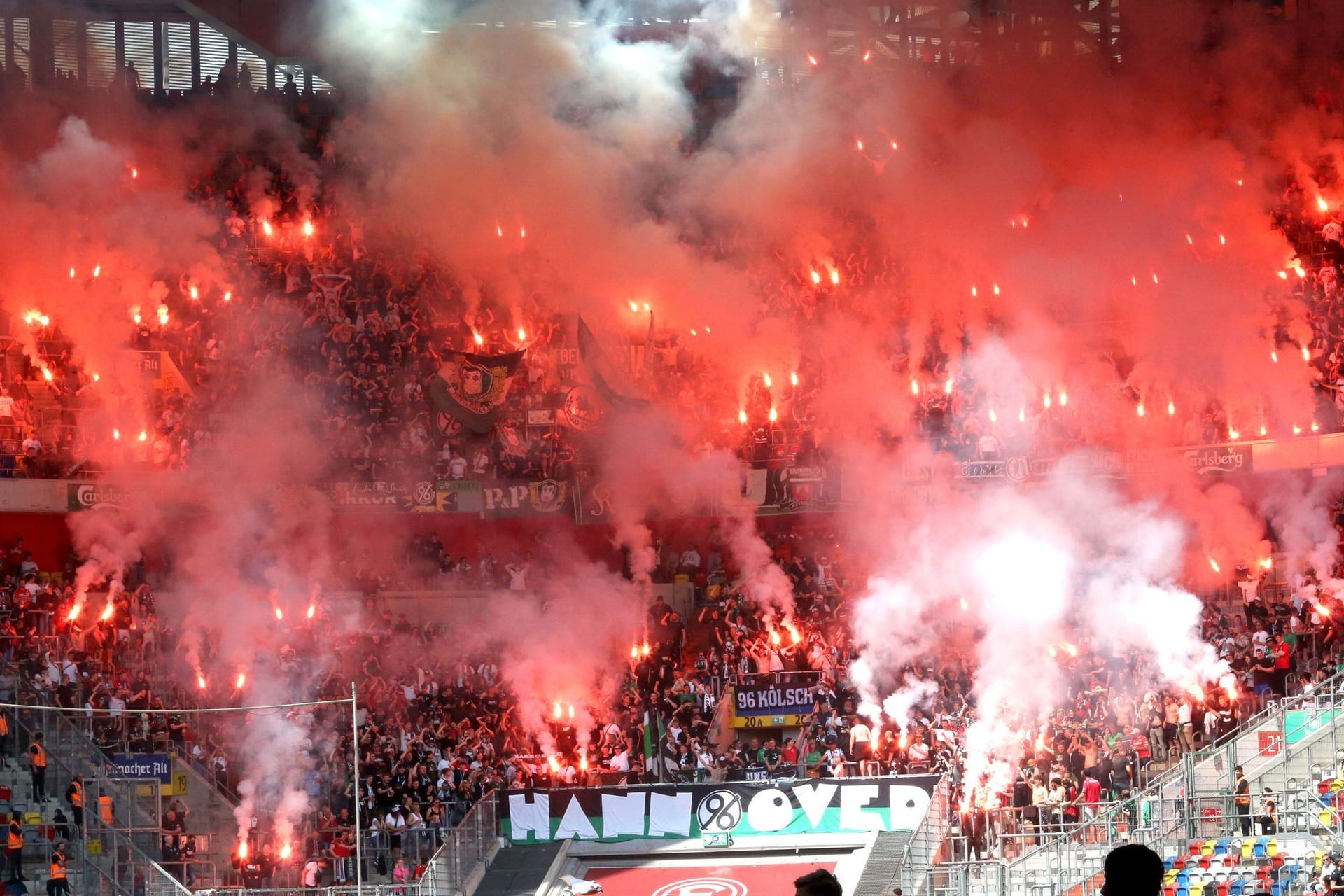 Fußballspiel von Fortuna Düsseldorf gegen Hannover 96: Am 33. Spieltag der 2. Bundesliga zündeten die Hannoveraner Fans vor Beginn der 2. Halbzeit bengalische Fackeln.