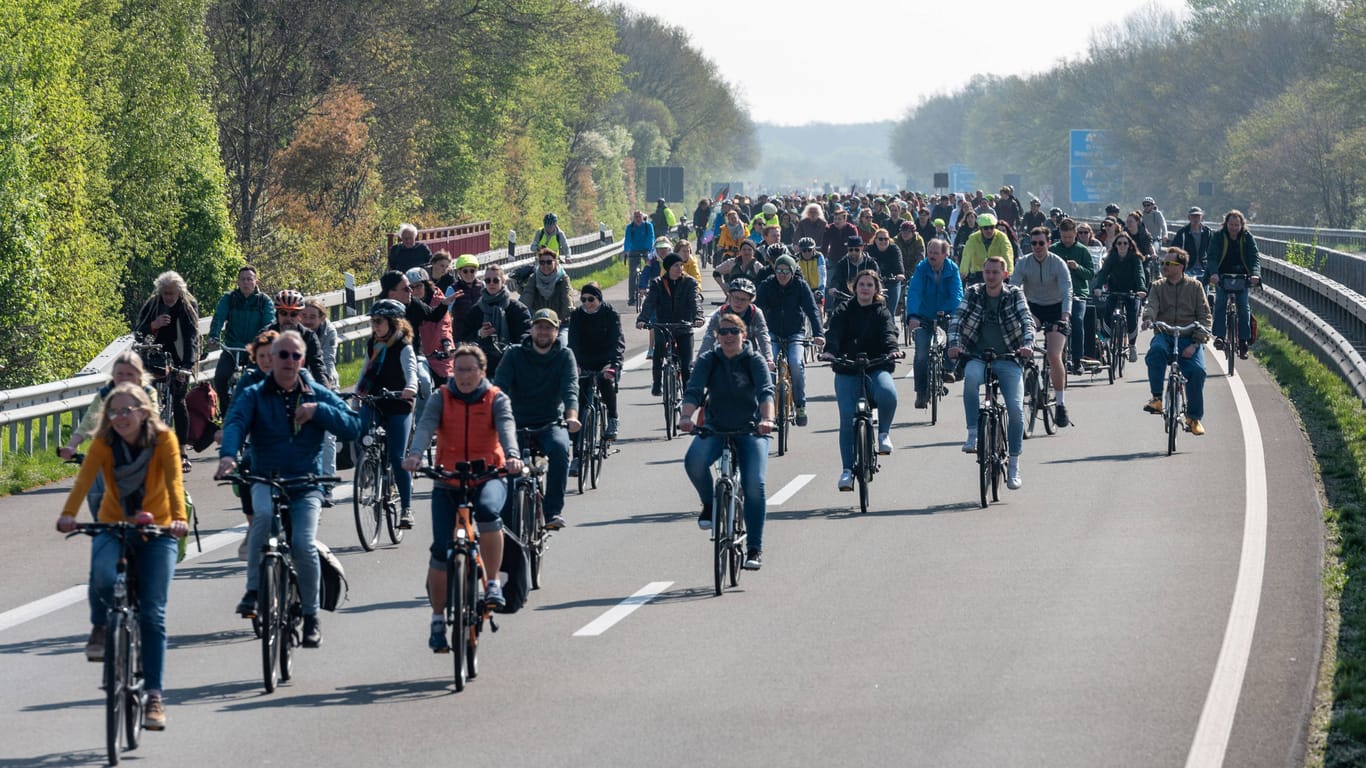Fahrraddemonstration auf einer Autobahn (Symbolbild): In Kiel müssen sich Autofahrer am Freitag auf Verkehrsbehinderungen einstellen.